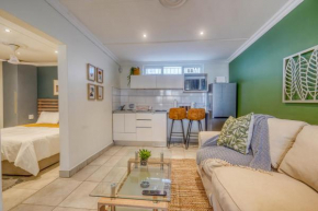 Hampton Collection - Trendy 2 Sleeper Apartment with Pool